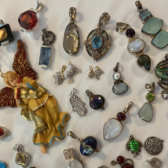 Beautiful 46 piece lot of ladies, assorted pendants/charms plus angel - Picture 9 of 11